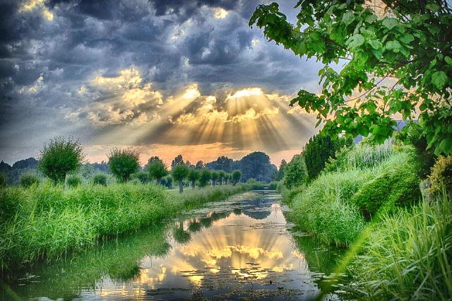Light rays river web.jpg