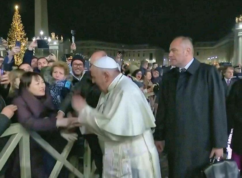 Pope Francis slapping womans hand.jpg