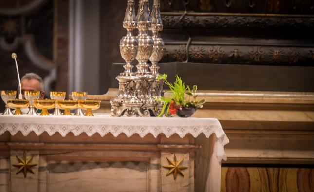 Pachamama_bowl_on_altar_at_closing_Mass_of_Amazon_Synod_645_394_75
