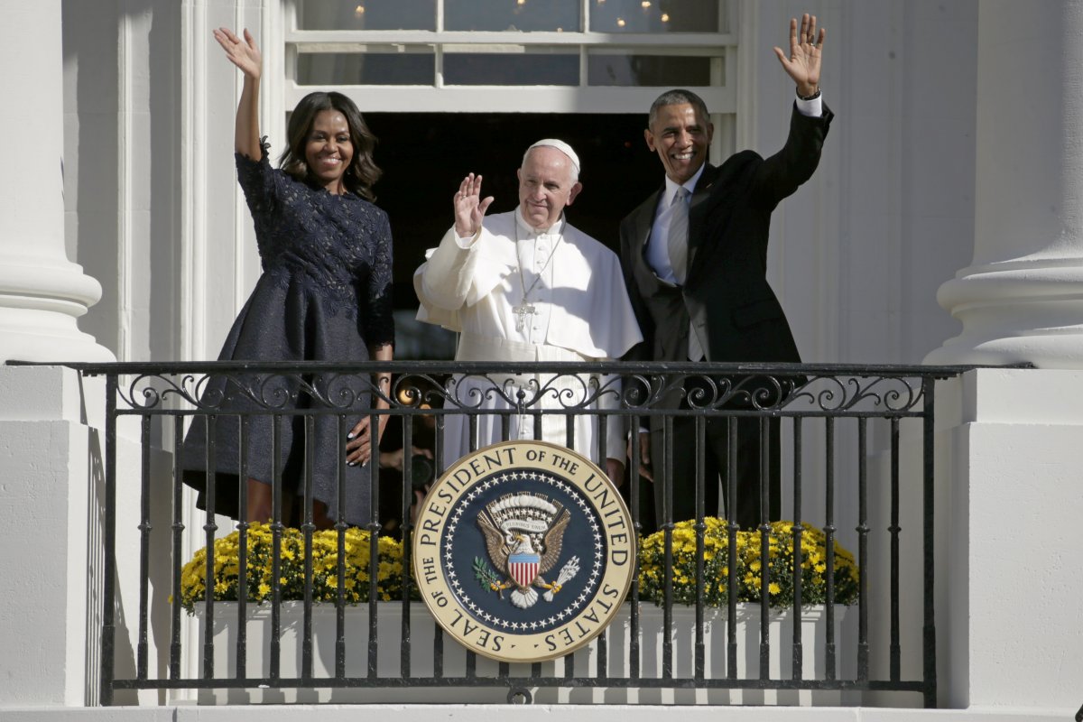 the-obamas-wave-to-a-crowd-gathered-on-the-south-lawn-during-the-arrival-ceremony-of-pope-francis-on-september-23-2015