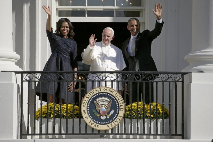the-obamas-wave-to-a-crowd-gathered-on-the-south-lawn-during-the-arrival-ceremony-of-pope-francis-on-september-23-2015