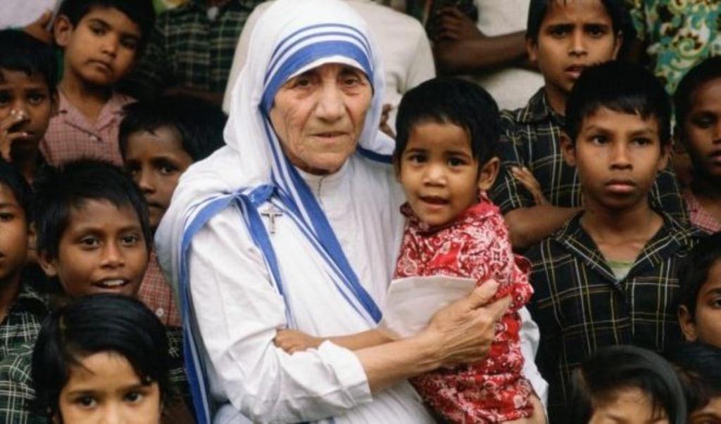 mother teresa with children sm print
