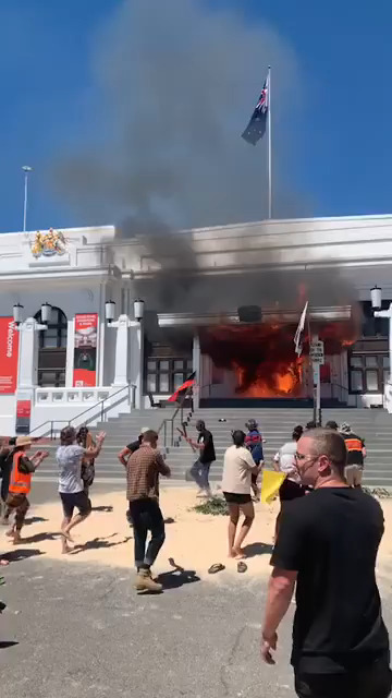 Parliament+House+Canberra+-+burns3