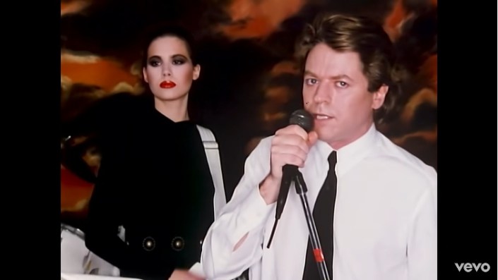 Screenshot_2022-01-05 Robert Palmer - Addicted To Love (Official Music Video)(5)